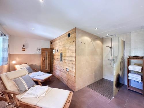 uma casa de banho com 2 cadeiras e um chuveiro. em Ferienwohnung Kleine Flucht em Putbus