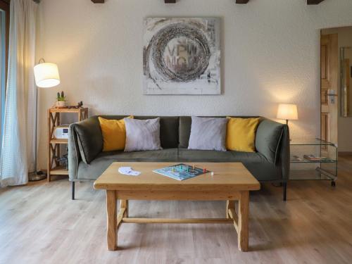 切希爾雷斯的住宿－Apartment Chantebrise A1 by Interhome，带沙发和咖啡桌的客厅