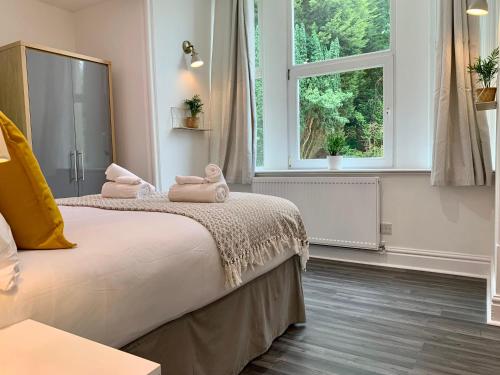 sypialnia z łóżkiem z dwoma pluszakami w obiekcie Stunning Rural Apartment - Sleeps 6 - Parking w mieście Lichfield