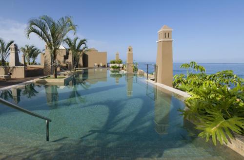 a swimming pool with the ocean in the background at Hotel Playa Calera in Valle Gran Rey