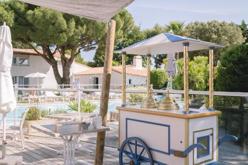 a food cart on a deck next to a pool at Fleur de Sel in Noirmoutier-en-l'lle