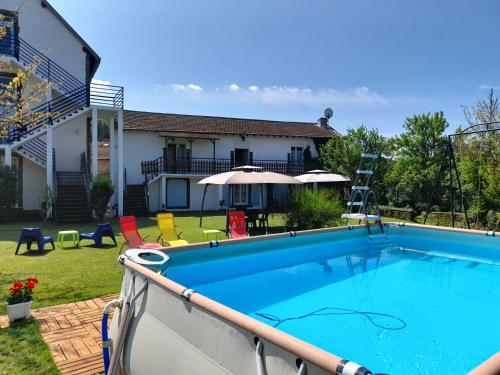 una piscina en el patio de una casa en Leclosdipontine l'école des demoiselles, en Pontgibaud