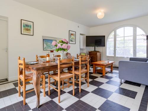une salle à manger avec une table et des chaises dans l'établissement Holiday Home Maison Sainte Claire by Interhome, à Englesqueville-la-Percée