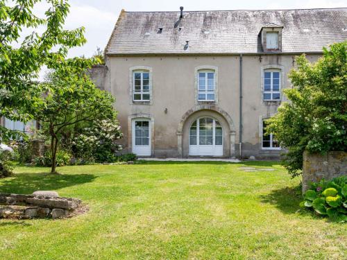 une vieille maison avec une cour devant elle dans l'établissement Holiday Home Maison Sainte Claire by Interhome, à Englesqueville-la-Percée