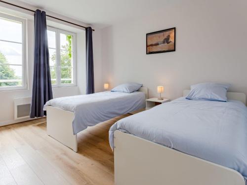 deux lits dans une chambre avec deux fenêtres dans l'établissement Holiday Home Maison Sainte Claire by Interhome, à Englesqueville-la-Percée