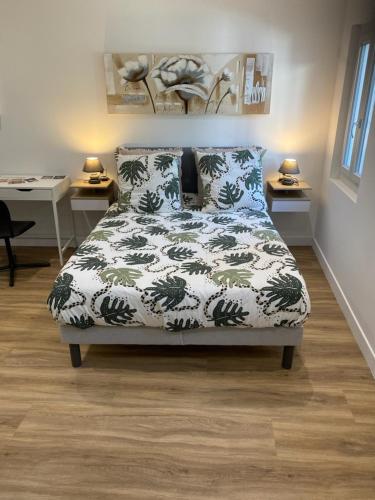 - une chambre avec un lit et 2 tables avec des lampes dans l'établissement Studio terrasse, intra-muros, climatisé avec Wifi, à Avignon