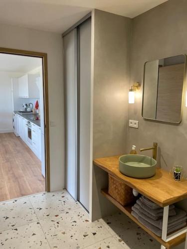 Il comprend une cuisine et une salle de bains pourvue d'un évier vert. dans l'établissement T2 très bien équipé vue mer et au calme, à Ajaccio