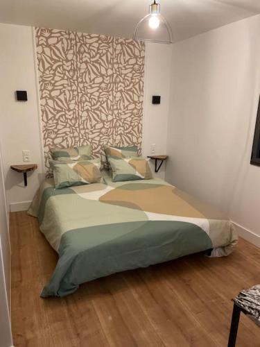 une chambre avec un grand lit dans une pièce dans l'établissement T2 très bien équipé vue mer et au calme, à Ajaccio