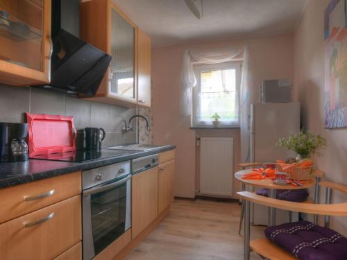 - une cuisine avec un évier et une table dans l'établissement Apartment Ella by Interhome, à Bromskirchen