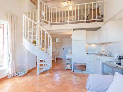 un salon avec un escalier et une cuisine dans l'établissement Apartment Les Hauts des Issambres-14 by Interhome, aux Issambres