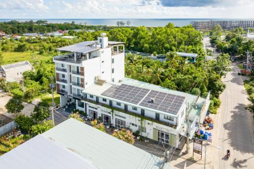 una vista aérea de un edificio con paneles solares. en Leaf Hotel Phu Quoc en Phu Quoc