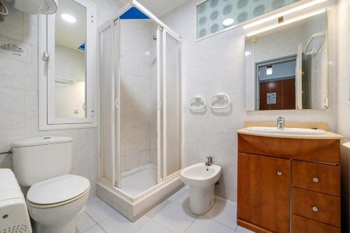 ein Bad mit einem WC, einer Dusche und einem Waschbecken in der Unterkunft Edificio Victoria 5º-7ª in La Playa