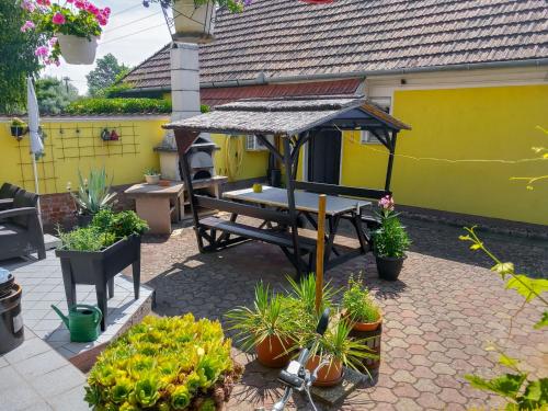 une terrasse avec une table de pique-nique et des plantes en pot dans l'établissement Holiday Home Lisa by Interhome, à Balatonboglár