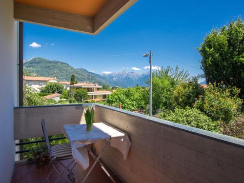 balcone con tavolo e vista sulle montagne di Apartment Nena & Vale by Interhome a Dongo