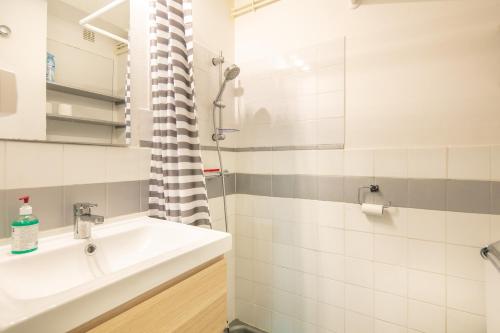 La salle de bains est pourvue d'un lavabo et d'une douche. dans l'établissement L'Ascension - Studio vue montagne, à Chamrousse
