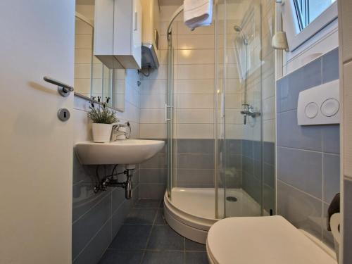 een badkamer met een wastafel, een toilet en een douche bij Luxury Penthouse "MANK" with private Parking in Split