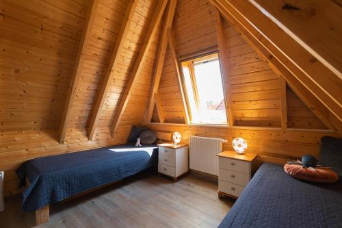 1 dormitorio con 2 camas en una cabaña de madera en MP 50 - Strandvogt 3 Komfort en Dorum-Neufeld