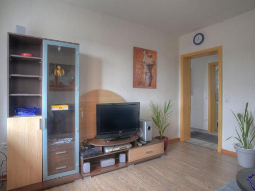 Apartment Alex by Interhome في Bromskirchen: غرفة معيشة فيها تلفزيون على مركز ترفيهي