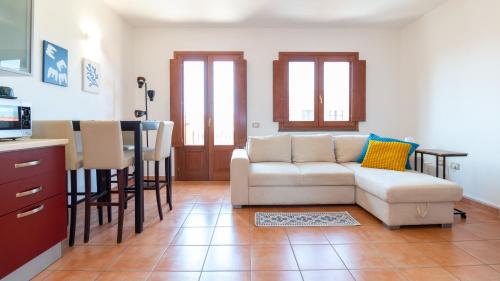 una sala de estar con un sofá y una mesa en Sardinianworld - Su Pasiu, en Cabras