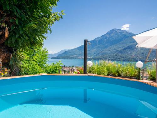 - une piscine avec vue sur l'eau et les montagnes dans l'établissement Holiday Home Villa Anna by Interhome, à Dongo