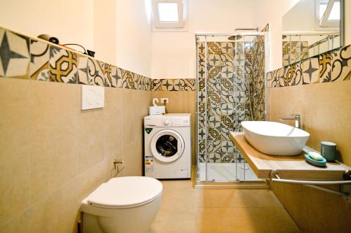 ein Badezimmer mit einem WC, einem Waschbecken und einer Waschmaschine in der Unterkunft Apartment Laura in Avola