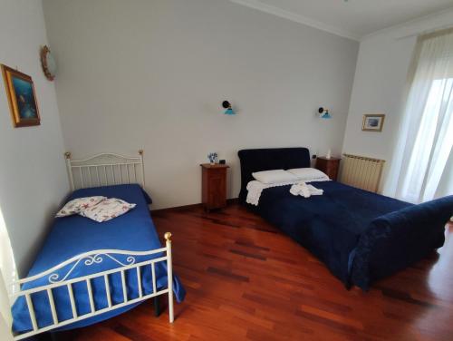 Un dormitorio con dos camas en una habitación. en Sea Residence, en Lido di Ostia
