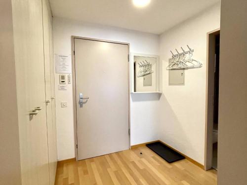 - une porte ouverte dans une chambre dotée de parquet dans l'établissement Apartment Blumenweg 4-412 by Interhome, à Engelberg