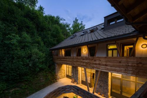 une maison dans les bois la nuit dans l'établissement Jugendherberge Trin, à Trin