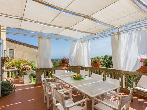 Restoran või mõni muu söögikoht majutusasutuses Villa Il Belvedere by Interhome