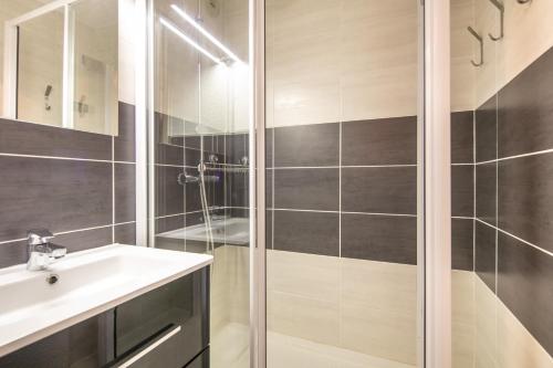 une salle de bain avec douche et lavabo dans l'établissement Le Vernon - Studio vue montagne près des pistes, à Chamrousse