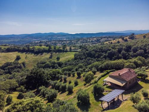 een luchtzicht op een huis op een heuvel met bomen bij Holiday Home Civitella by Interhome in Scansano