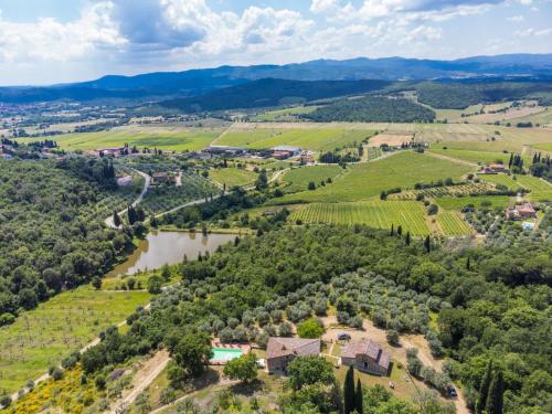 eine Luftansicht auf einen Weinberg und einen Fluss in einem Tal in der Unterkunft Holiday Home La Querciolaia by Interhome in Pieve a Presciano