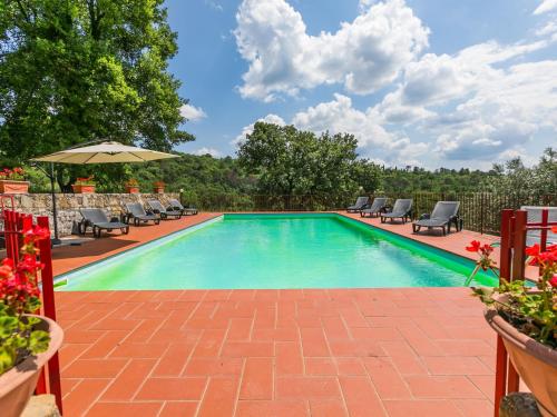einen Pool mit Stühlen und einem Sonnenschirm in der Unterkunft Holiday Home La Querciolaia by Interhome in Pieve a Presciano