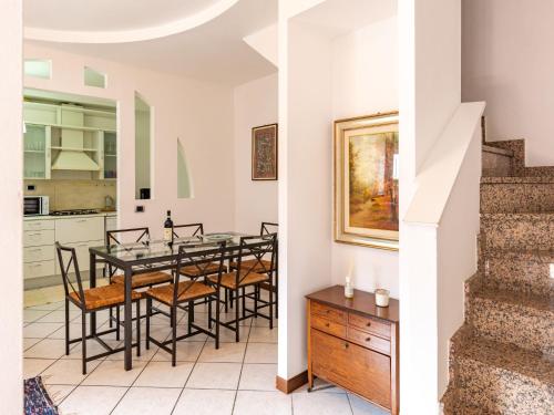 - une cuisine et une salle à manger avec une table et des chaises dans l'établissement Holiday Home Boni ferias by Interhome, à Colico