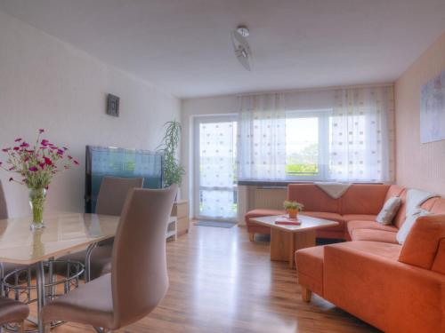 Apartment Magy by Interhome في Bromskirchen: غرفة معيشة مع أريكة وطاولة