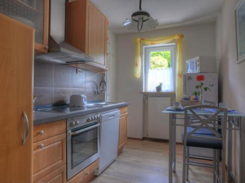 Apartment Magy by Interhome في Bromskirchen: مطبخ مع مغسلة وموقد فرن علوي