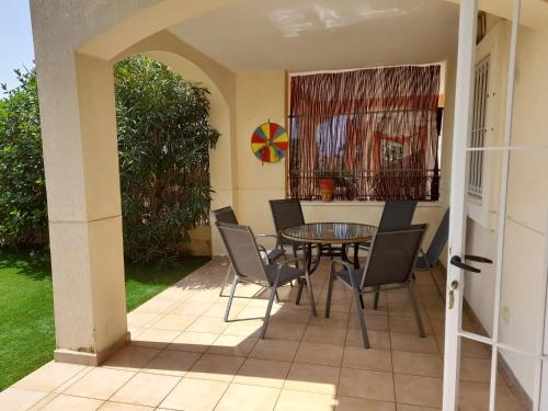 un patio con mesa y sillas en Apartamento Excelente en Baños y Mendigo