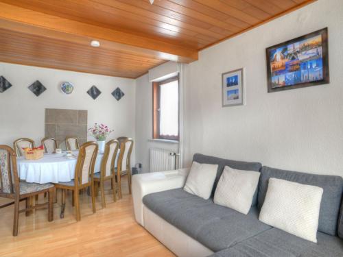 een woonkamer met een bank en een tafel bij Holiday Home Peppa by Interhome in Medebach
