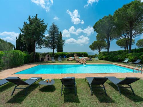 - une piscine dans une cour avec des chaises et une table dans l'établissement Villa La Veduta by Interhome, à Grosseto