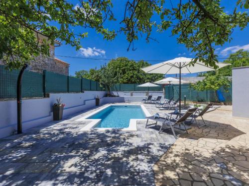 Bazén v ubytování Holiday Home Reaa by Interhome nebo v jeho okolí
