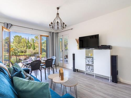 un salon avec un canapé et une table dans l'établissement Apartment Mer et Soleil I-4 by Interhome, à Bormes-les-Mimosas