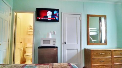 TV a/nebo společenská místnost v ubytování Key West Hotel