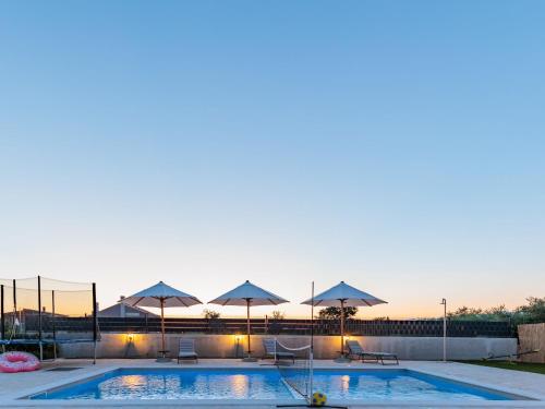 Bazén v ubytování Holiday Home KLM by Interhome nebo v jeho okolí