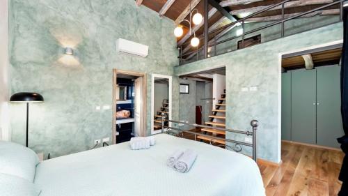 sypialnia z dużym białym łóżkiem i schodami w obiekcie Villa Baraka w mieście Kanfanar