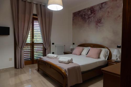 um quarto com uma cama com duas toalhas em Angelì casa vacanza em Mercato San Severino