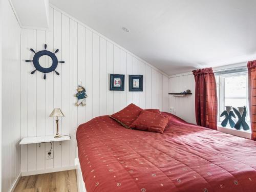 sypialnia z dużym łóżkiem z czerwoną kołdrą w obiekcie Chalet Jennys - B w mieście JÃ¤mjÃ¶