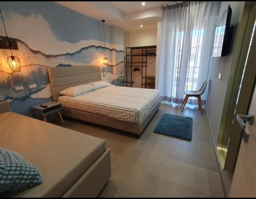 ein Schlafzimmer mit einem Bett und einem Wandgemälde in der Unterkunft Playa degli Angeli Ponente in Gabicce Mare