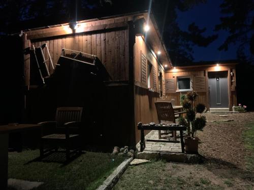 a house at night with two chairs and a piano at Tiny-Ferienwohnung Hellerau 2 in Dresden
