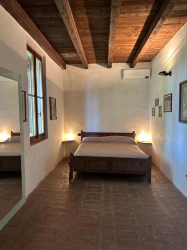 una camera con un letto e due finestre di Cadepaoli Vineyard & Roses - Bergamo Countryside a Palosco