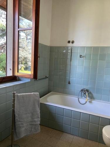 bagno con vasca e lavandino di Cadepaoli Vineyard & Roses - Bergamo Countryside a Palosco